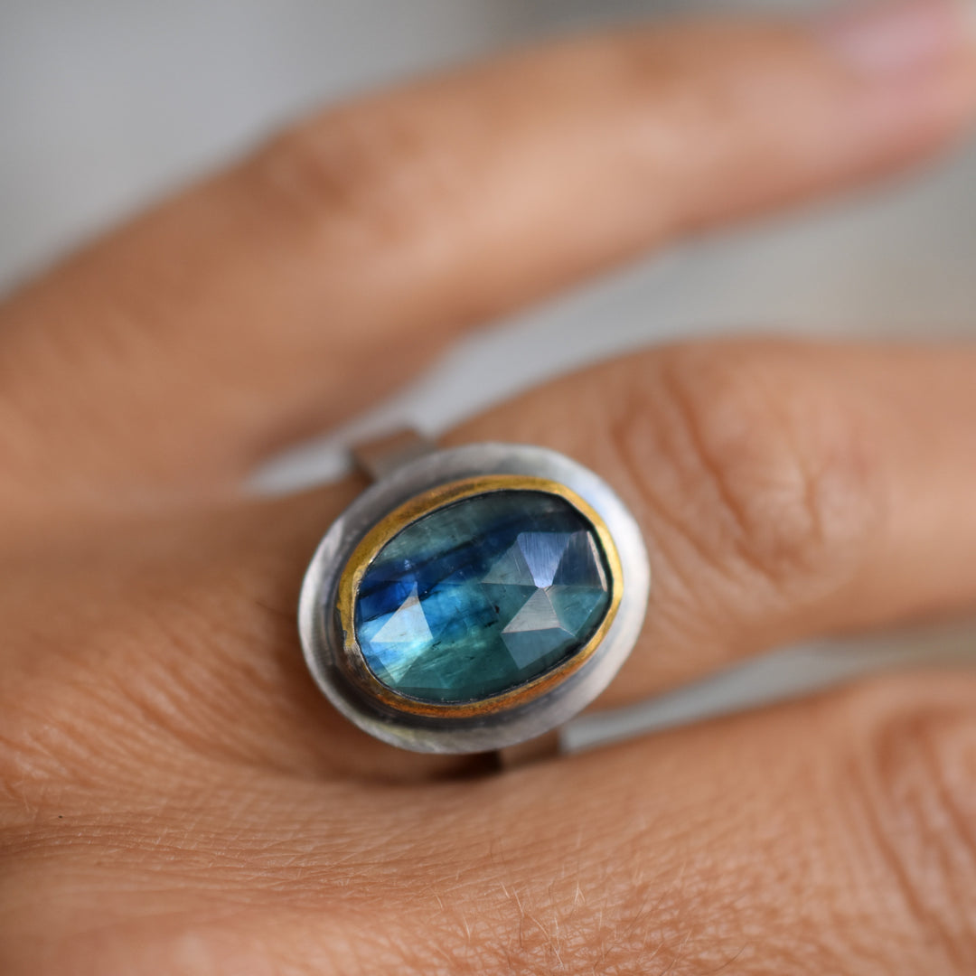 Green Kyanite Crescent Rim Ring - 10x14mm